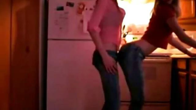 Geriausias Porno :  Miela brunetė kvailioja su savo drauge kieme Karštas porno filmai 