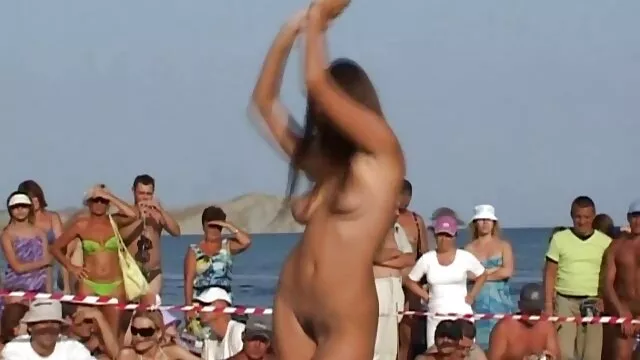Geriausias Porno :  Juodaplaukis gundantis kūdikis dirba ant standaus strypo užmetimui Karštas porno filmai 