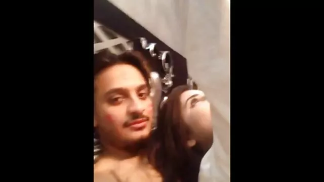 Geriausias Porno :  Žavinga mažutė romantiškai iškylauja per pirmąjį pasimatymą Karštas porno filmai 