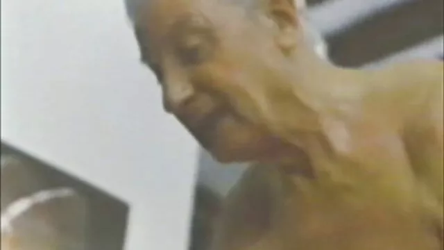 Geriausias Porno :  Karšta brunetė tinklelyje užmetama ant storo penio Karštas porno filmai 