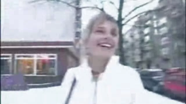 Geriausias Porno :  Natūralaus kūno brunetė atlieka solo pasirodymą Karštas porno filmai 