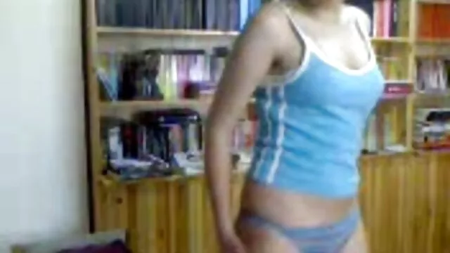 Geriausias Porno :  Jauna brunetė susimuša virtuvėje Karštas porno filmai 