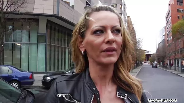 Geriausias Porno :  Patraukli brunetė mėgsta čiulpti gaidį, kai sutinka karštą vaikiną Karštas porno filmai 