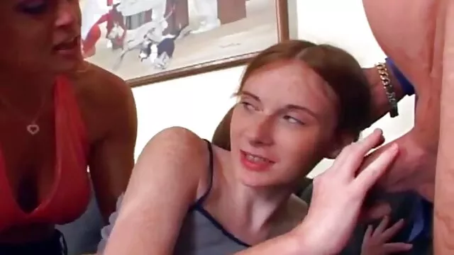 Geriausias Porno :  Graži brunetė yra čia, kad suteiktų jam malonumą Karštas porno filmai 