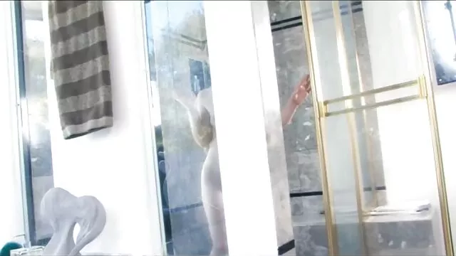 Geriausias Porno :  Karštos pupytės žaibuoja krūtis ir apsinuogina už pinigus Karštas porno filmai 